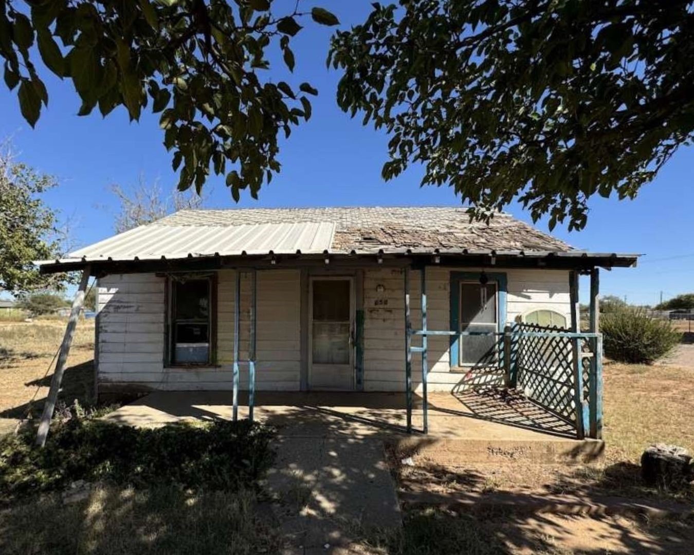 650 South 6th Street Slaton, TX 79364 - Photo 3 of 9 a front view of a house with a tree
