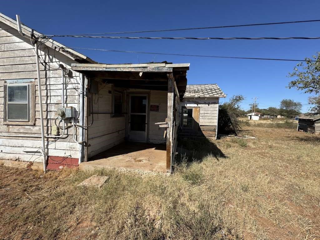 650 South 6th Street Slaton, TX 79364 - Photo 4 of 9 a view of outdoor space