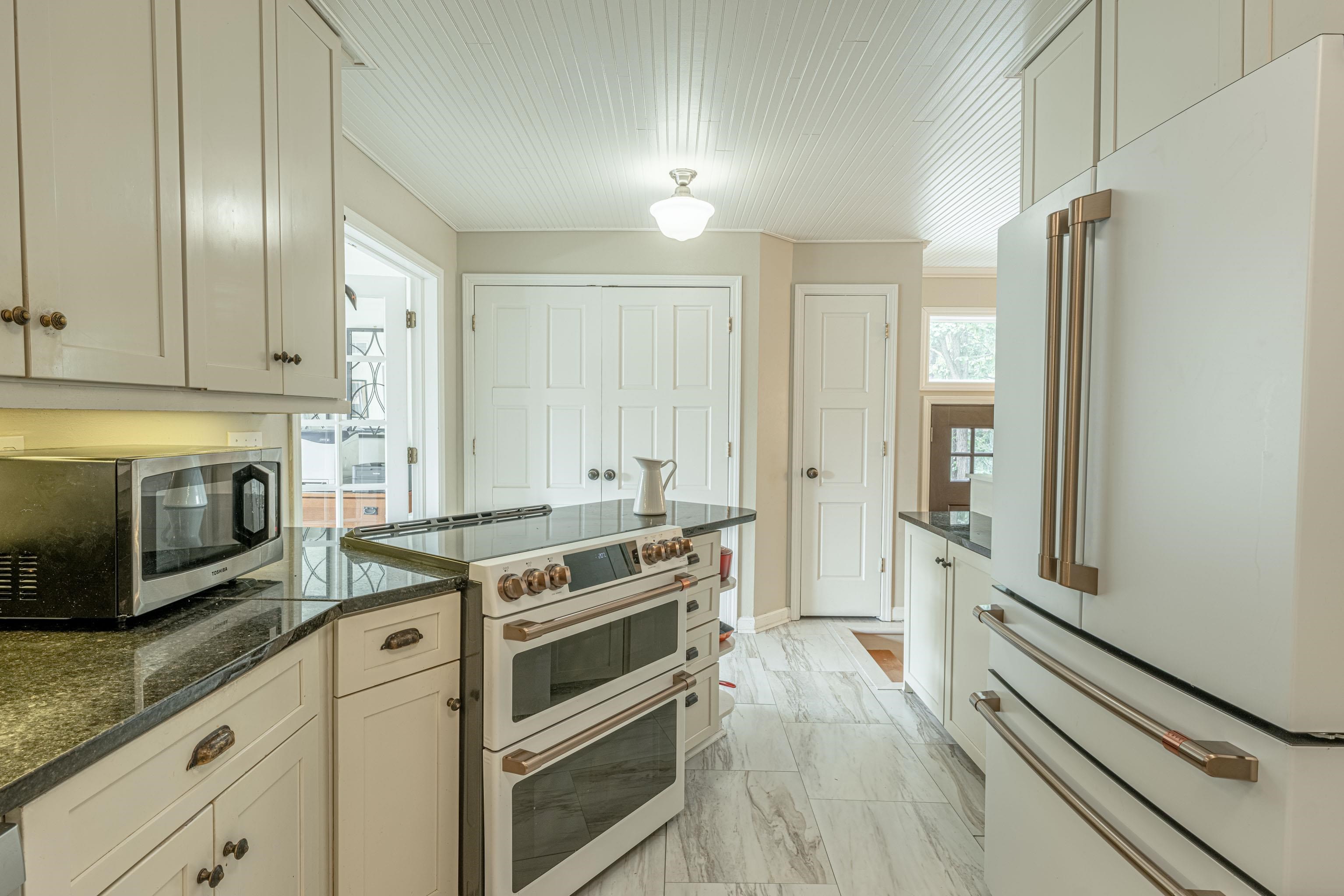 6233 Countryside Lane Madison, WI 53705 - Photo 17 of 73