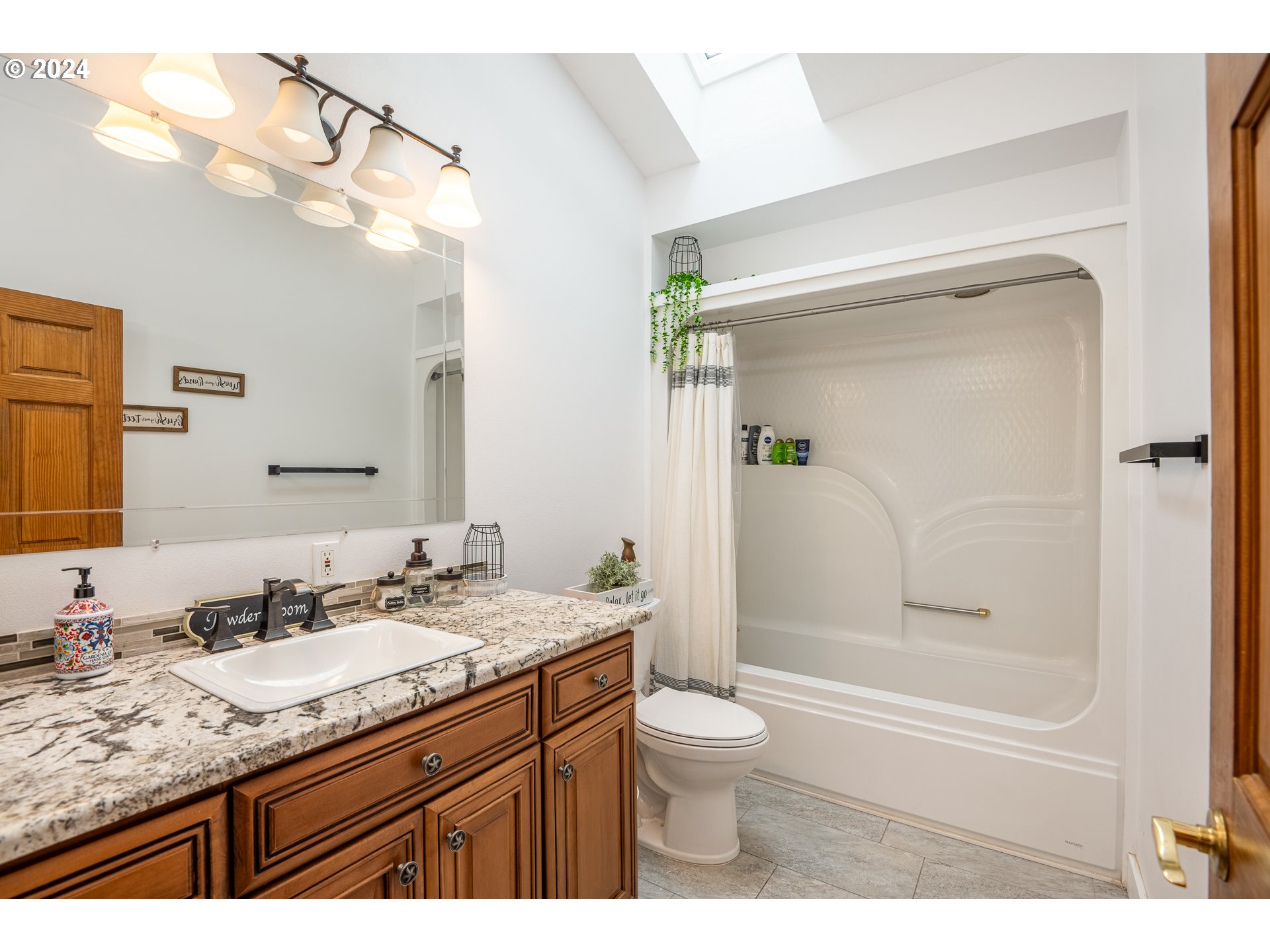 94251 Templeton Road Junction City, OR 97448 - Photo 10 of 46 Bathroom