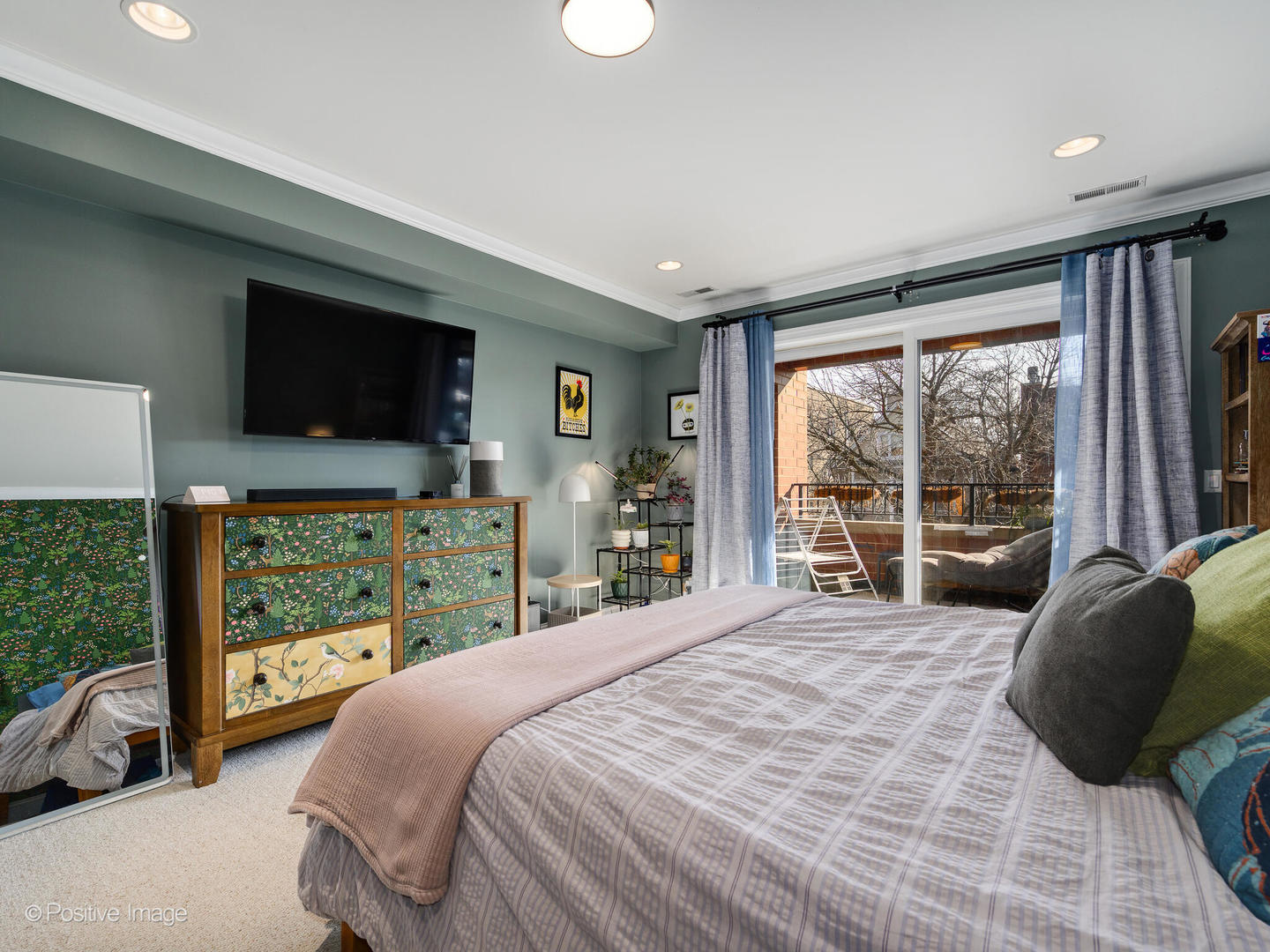 830 West Bradley Place, Unit 3S Chicago, IL 60613 - Photo 14 of 22 a bedroom with a bed and large window