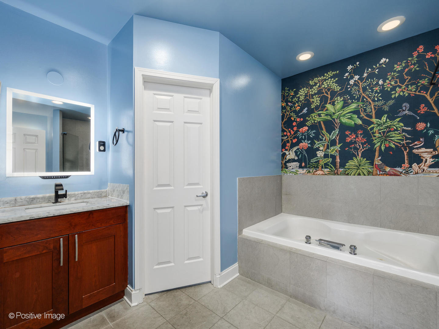 830 West Bradley Place, Unit 3S Chicago, IL 60613 - Photo 16 of 22 a bathroom with a bathtub and a double vanity sink