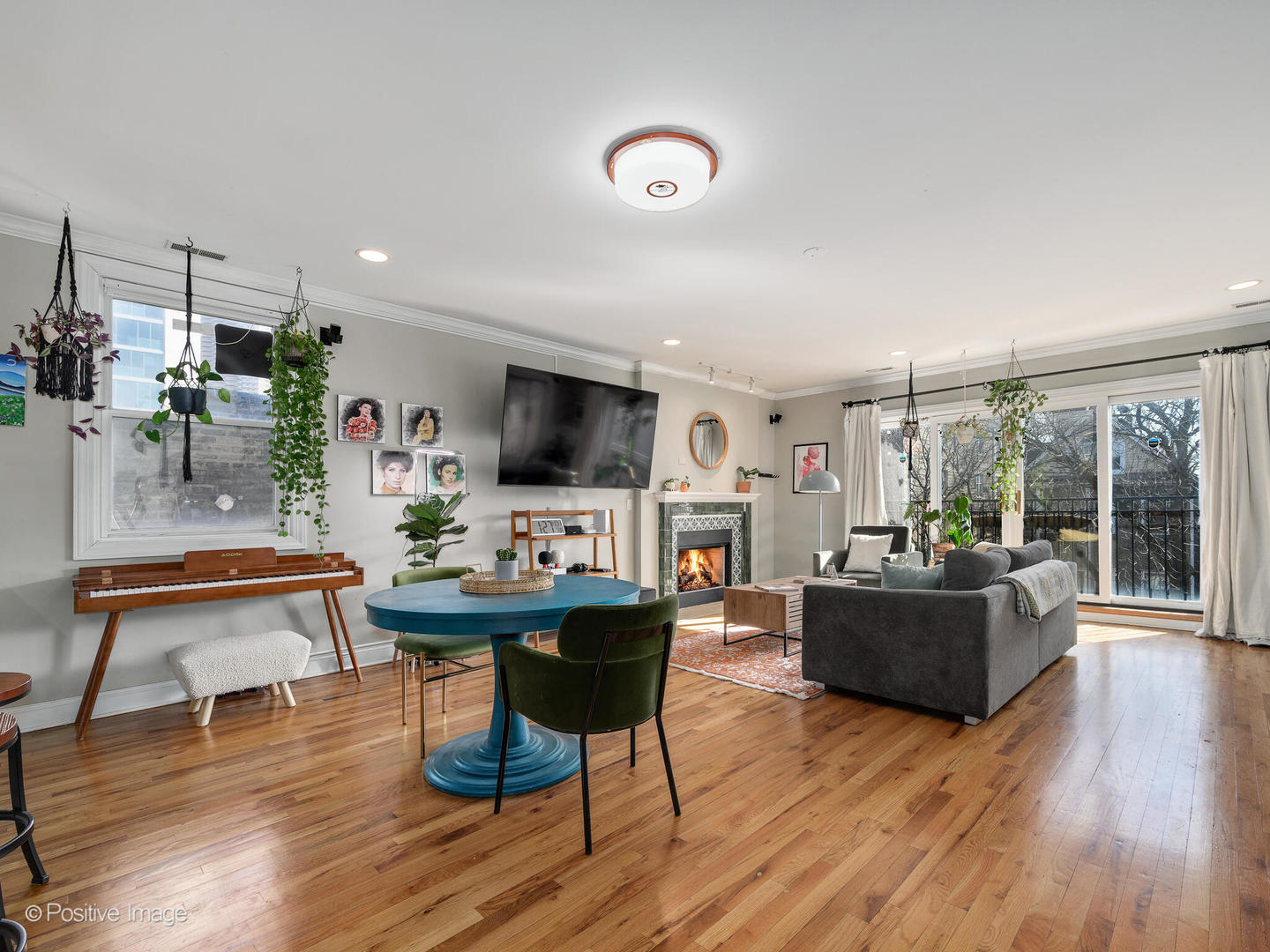 830 West Bradley Place, Unit 3S Chicago, IL 60613 - Photo 3 of 22 a living room with furniture and a flat screen tv