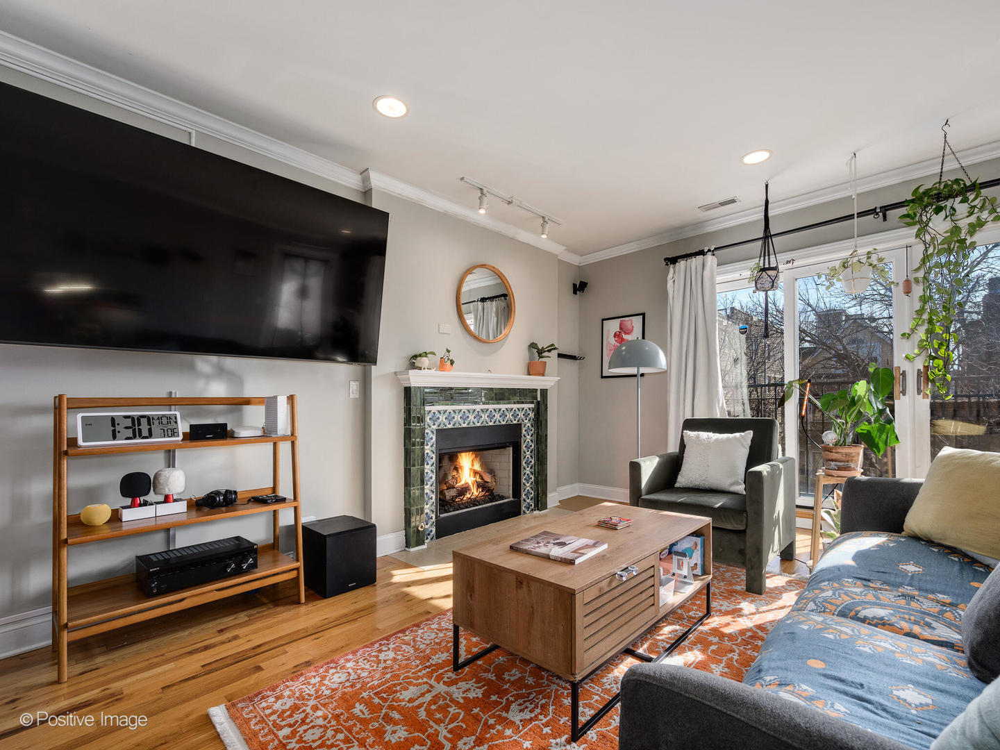 830 West Bradley Place, Unit 3S Chicago, IL 60613 - Photo 5 of 22 a living room with furniture and a fireplace