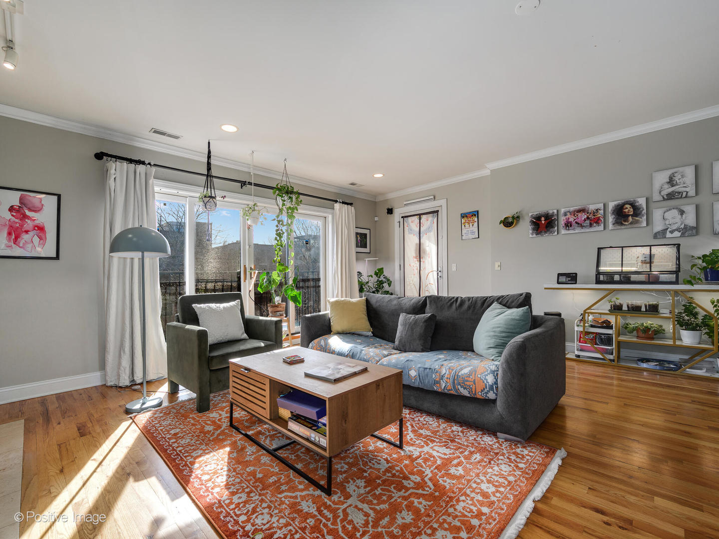 830 West Bradley Place, Unit 3S Chicago, IL 60613 - Photo 6 of 22 a living room with furniture and a large window