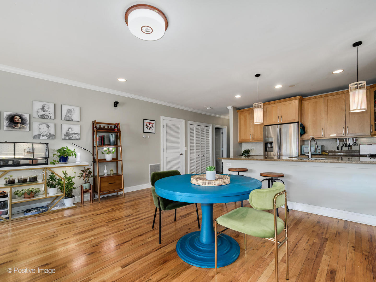 830 West Bradley Place, Unit 3S Chicago, IL 60613 - Photo 8 of 22 a living room with furniture and a table