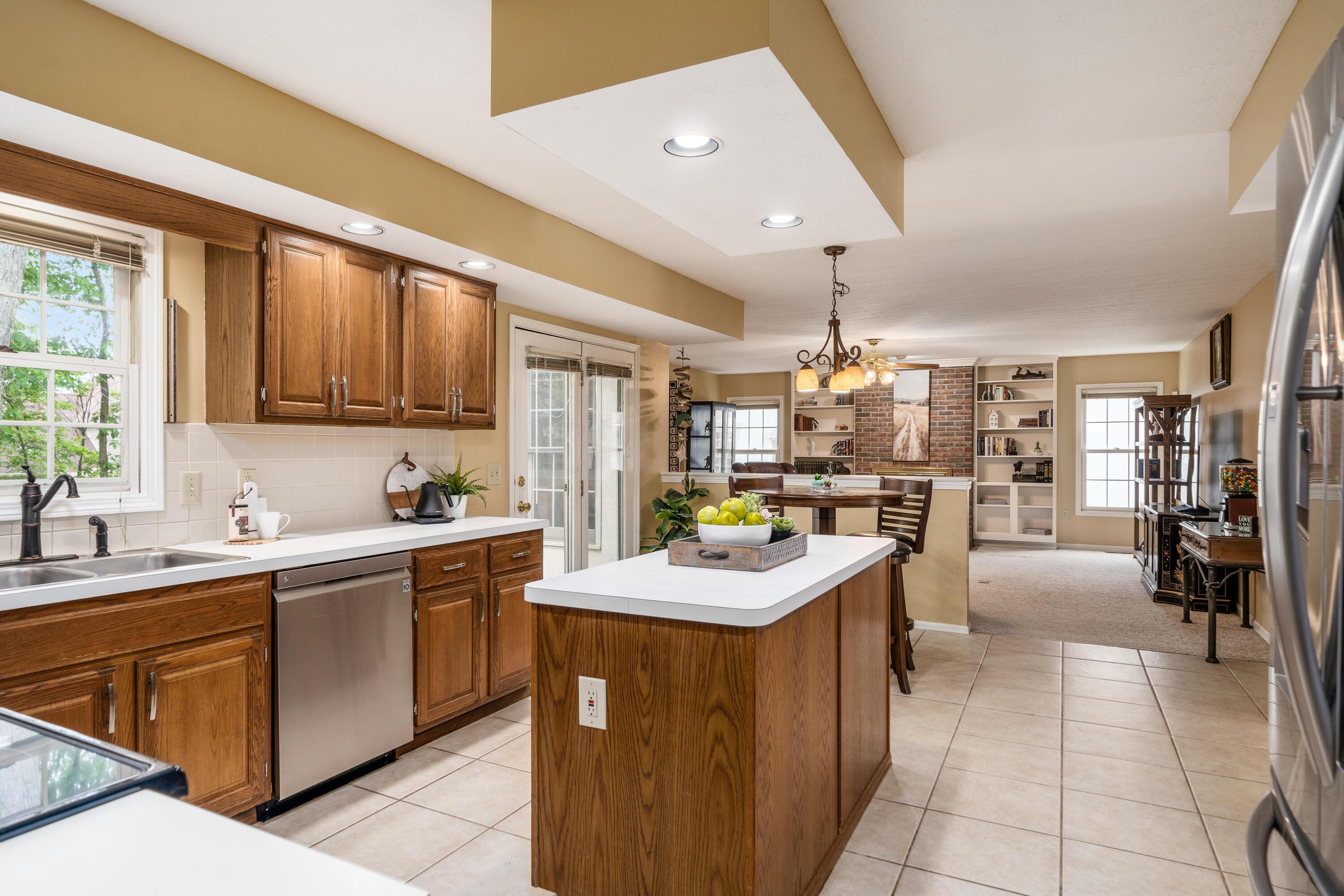 1019 Riva Ridge Boulevard Columbus, OH 43230 - Photo 10 of 38 Kitchen