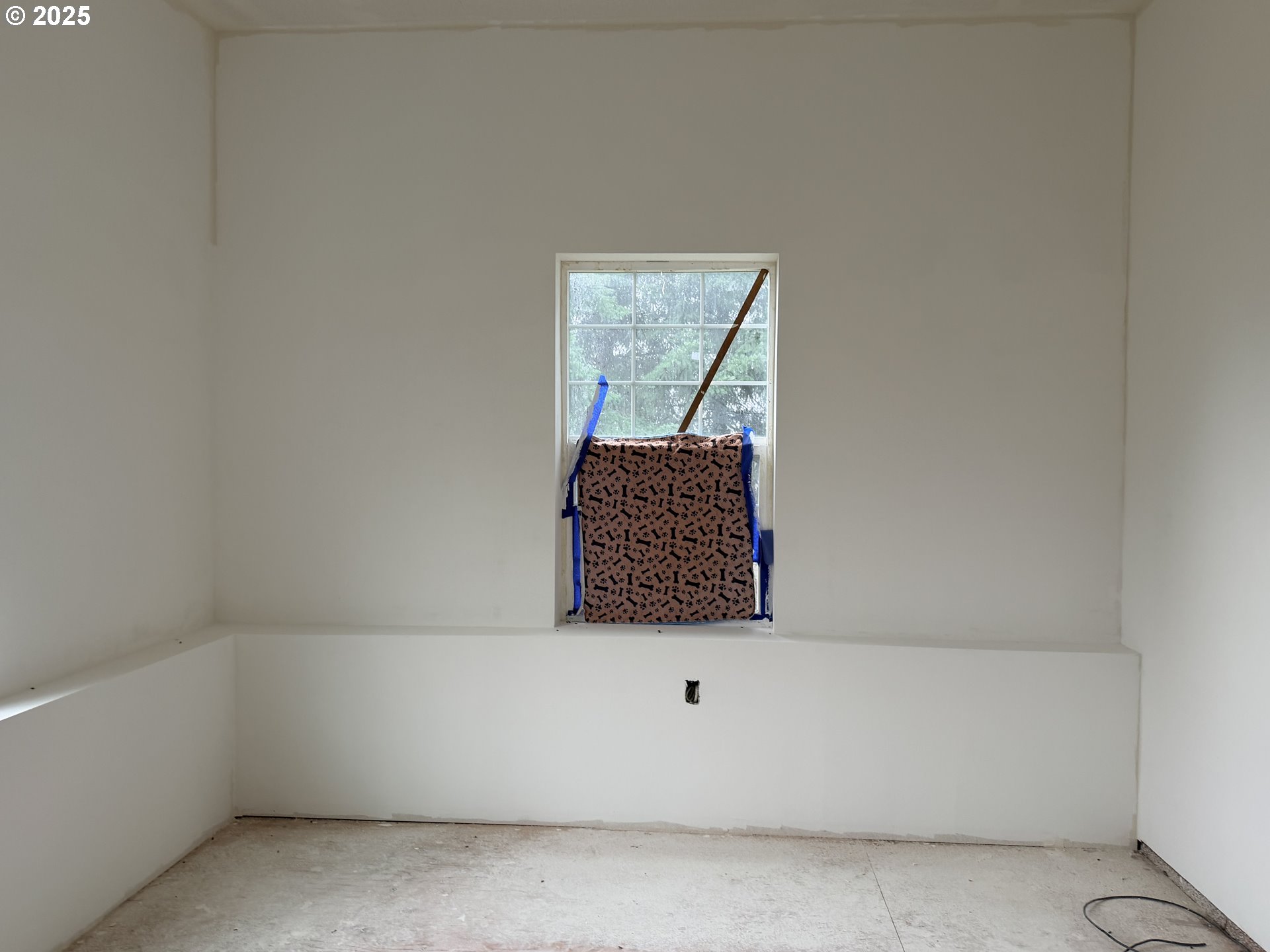 154 Shipview Road Kalama, WA 98625 - Photo 13 of 22 a bathroom with a bathtub and a window