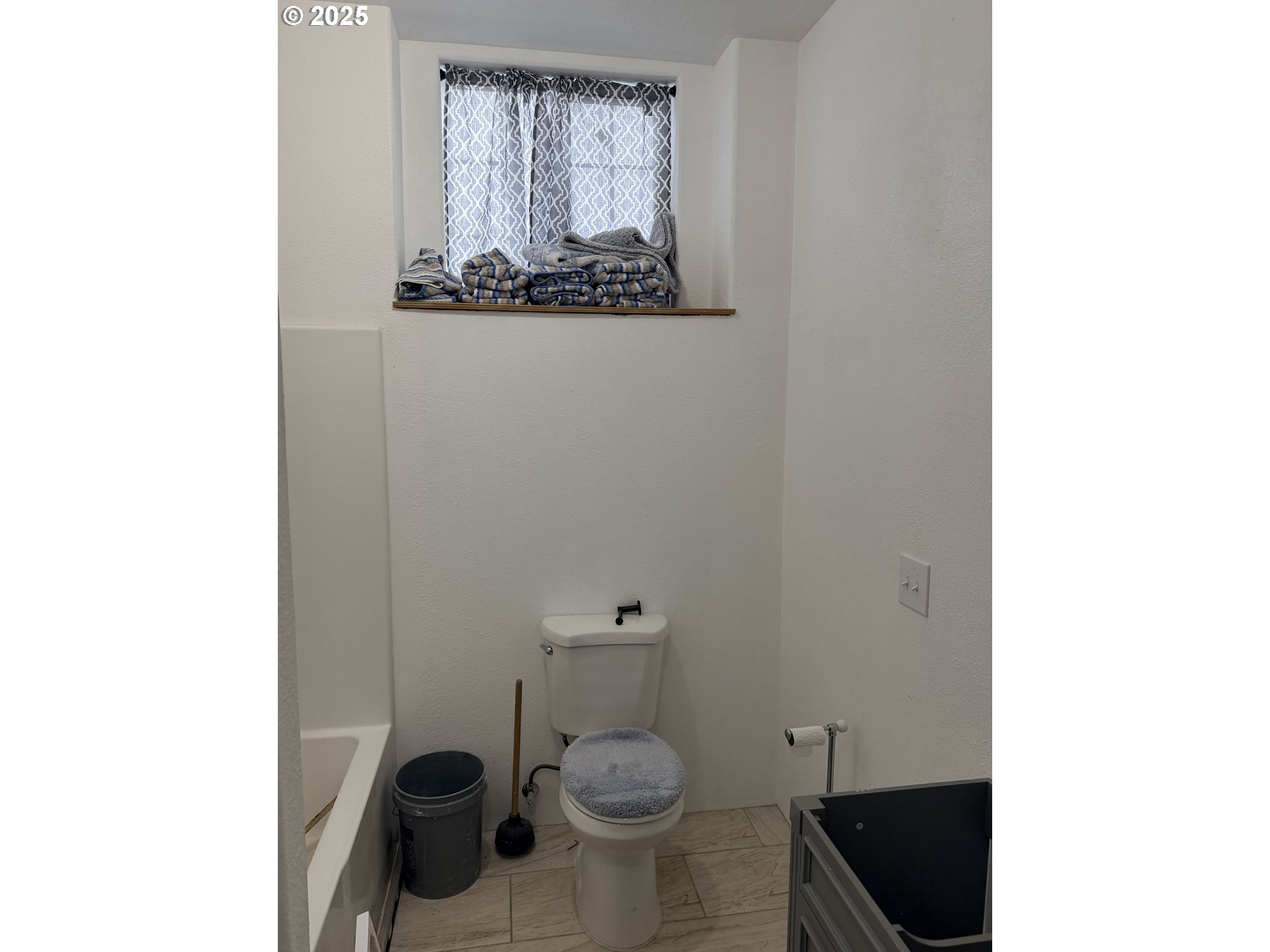 154 Shipview Road Kalama, WA 98625 - Photo 15 of 22 a bathroom with a toilet and a sink