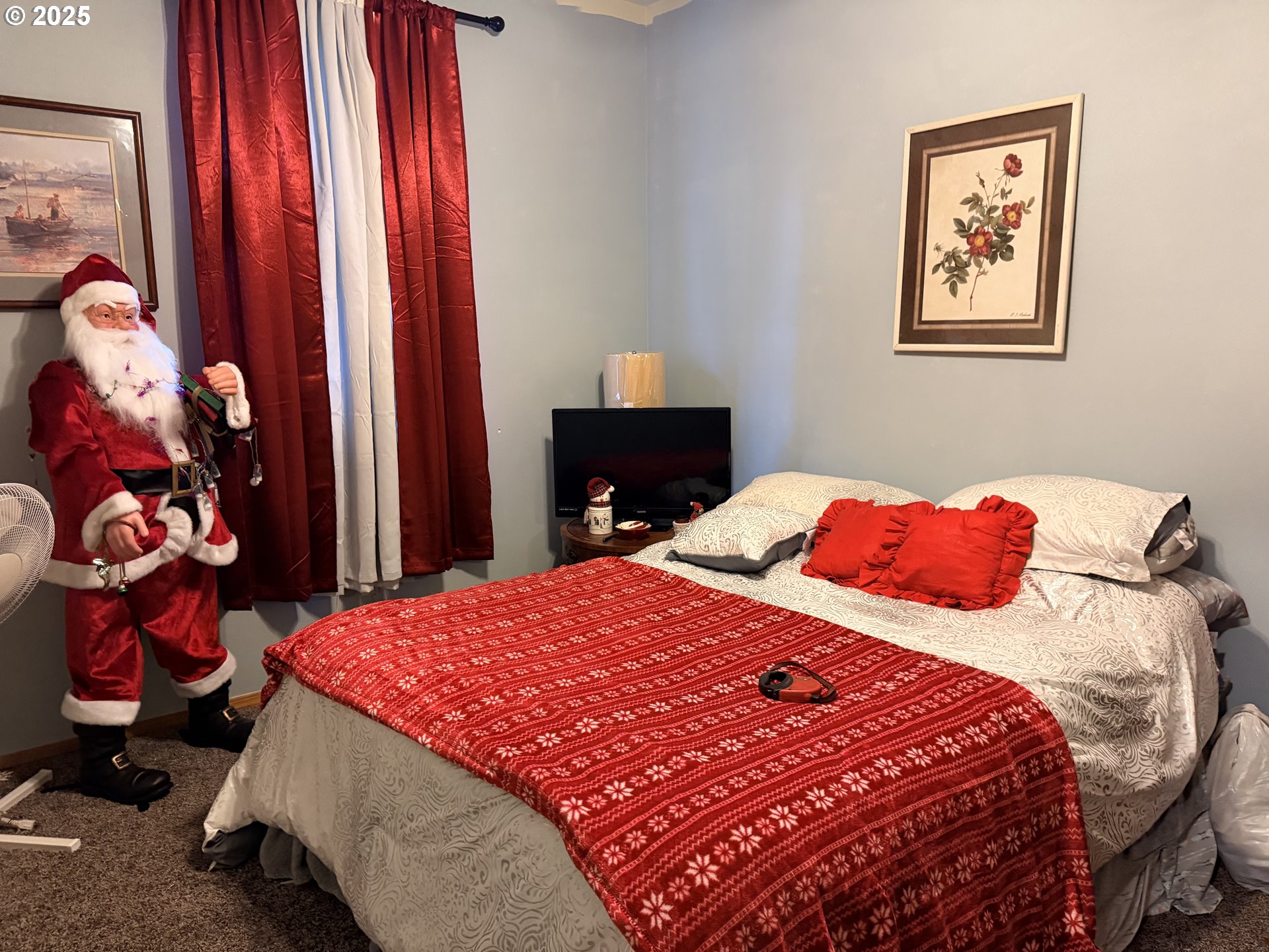 154 Shipview Road Kalama, WA 98625 - Photo 18 of 22 a bedroom with a bed and a lamp