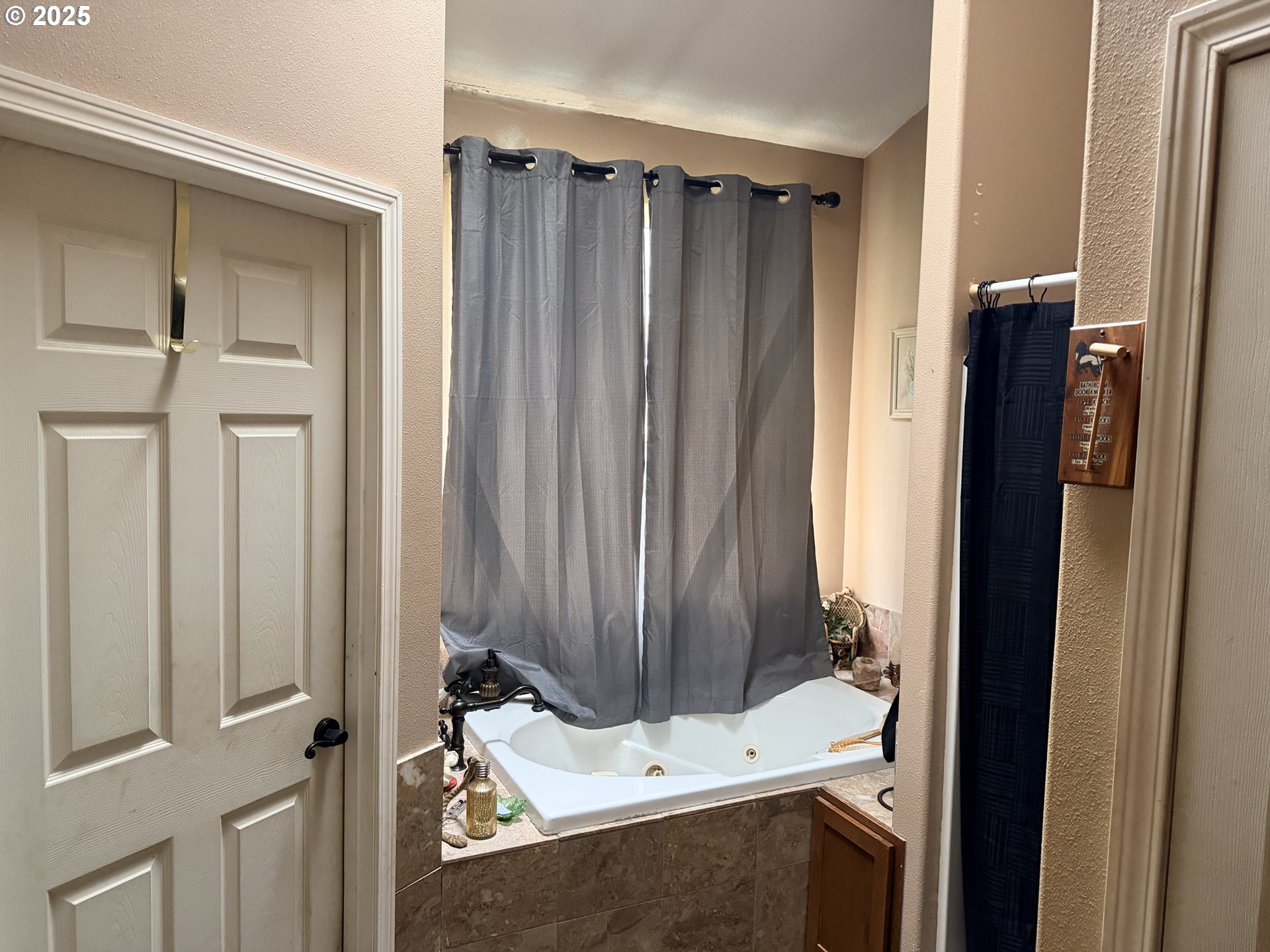154 Shipview Road Kalama, WA 98625 - Photo 21 of 22 a bathroom with a sink and a mirror