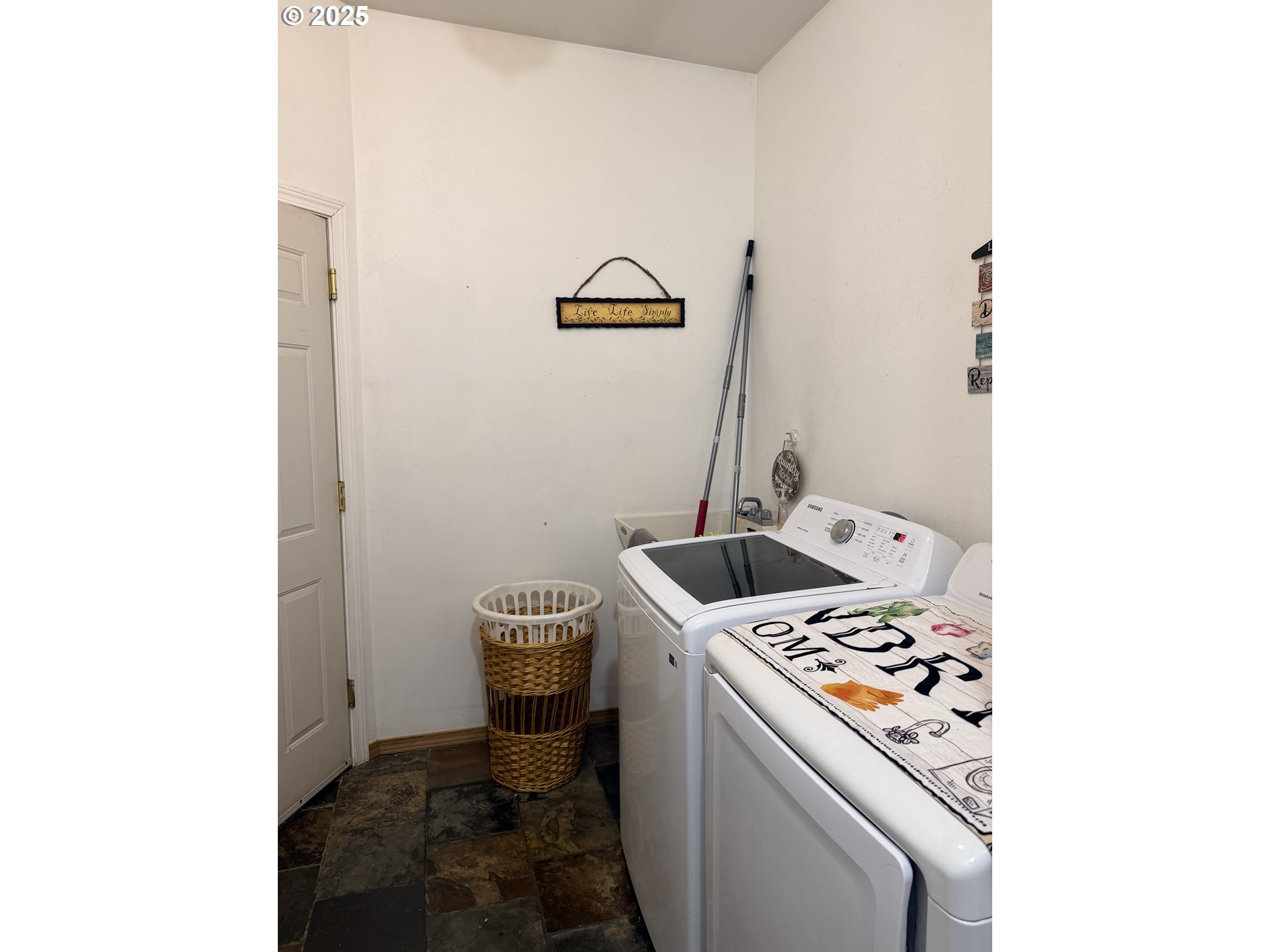 154 Shipview Road Kalama, WA 98625 - Photo 7 of 22 a utility room with dryer and washer