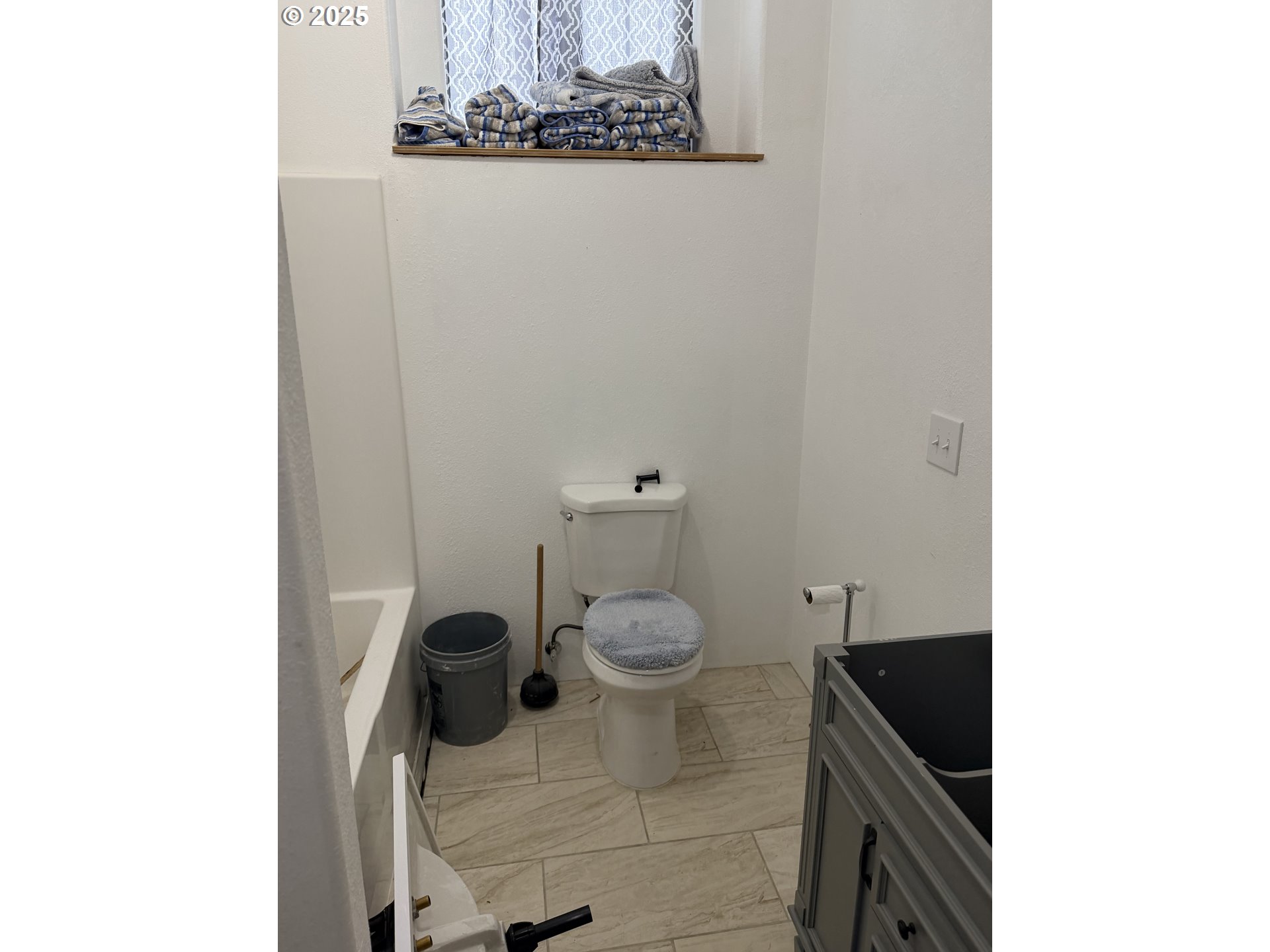 154 Shipview Road Kalama, WA 98625 - Photo 9 of 22 a bathroom with a toilet and a sink