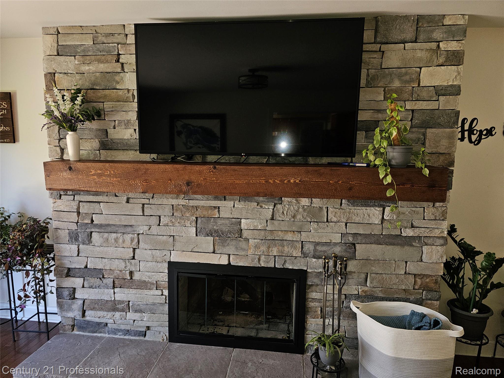 1508 Crooks Road Rochester, MI 48309 - Photo 19 of 43 Gas Log Fireplace
