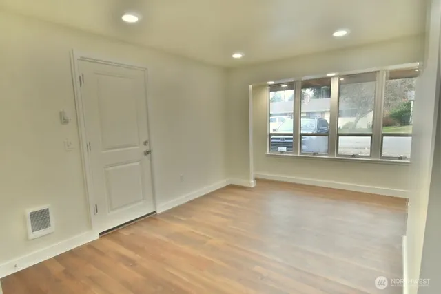 $3,000 | 4910 Vista Place, Everett, WA 98203