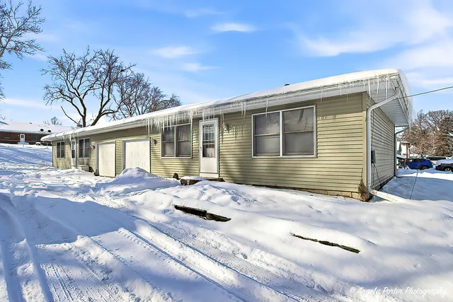 $1,600 | 831 Washington Street, Unit 2, Woodstock, IL 60098