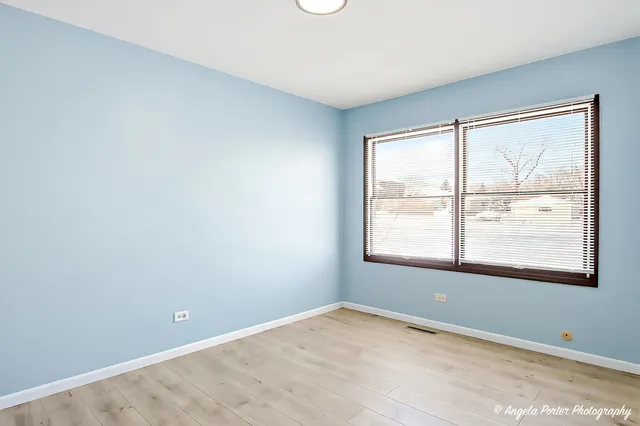 $1,600 | 831 Washington Street, Unit 2, Woodstock, IL 60098