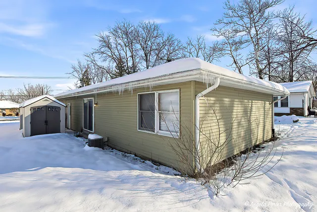 $1,600 | 831 Washington Street, Unit 2, Woodstock, IL 60098