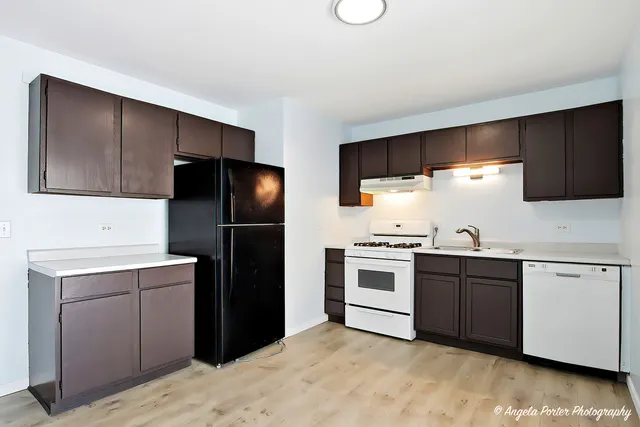 $1,600 | 831 Washington Street, Unit 2, Woodstock, IL 60098