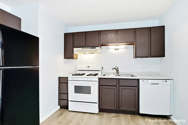 $1,600 | 831 Washington Street, Unit 2, Woodstock, IL 60098