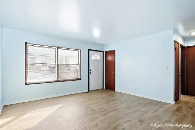 $1,600 | 831 Washington Street, Unit 2, Woodstock, IL 60098