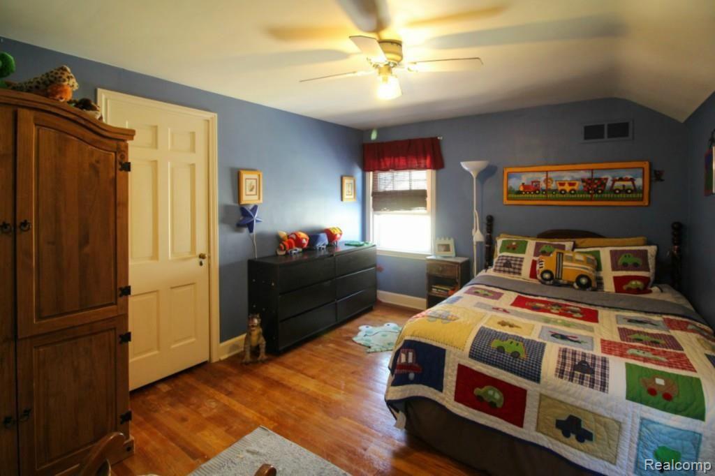 866 Cadieux Road Grosse Pointe, MI 48230 - Photo 13 of 25 13_3SH6BA_still_2br.jpg