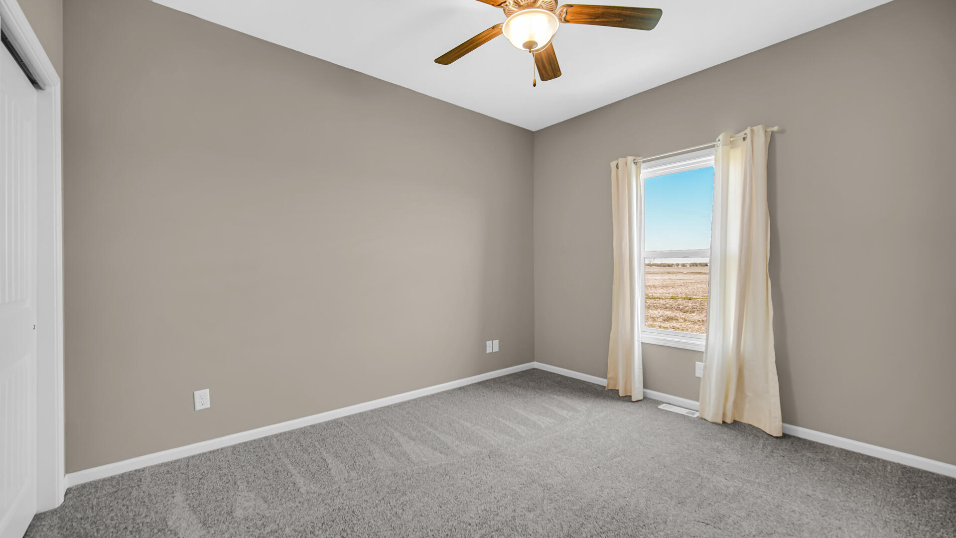 3889-91 Stadium Street Portage, IN 46368 - Photo 13 of 23 an empty room with chandelier fan