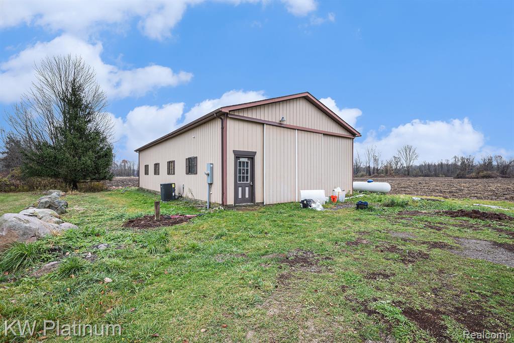 9757 Rynn Road Avoca, MI 48006 - Photo 3 of 22