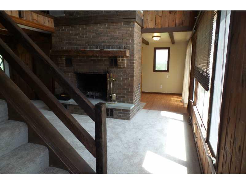 120 Sarver Road Jeannette, PA 15644 - Photo 2 of 14 Entry/Foyer.
