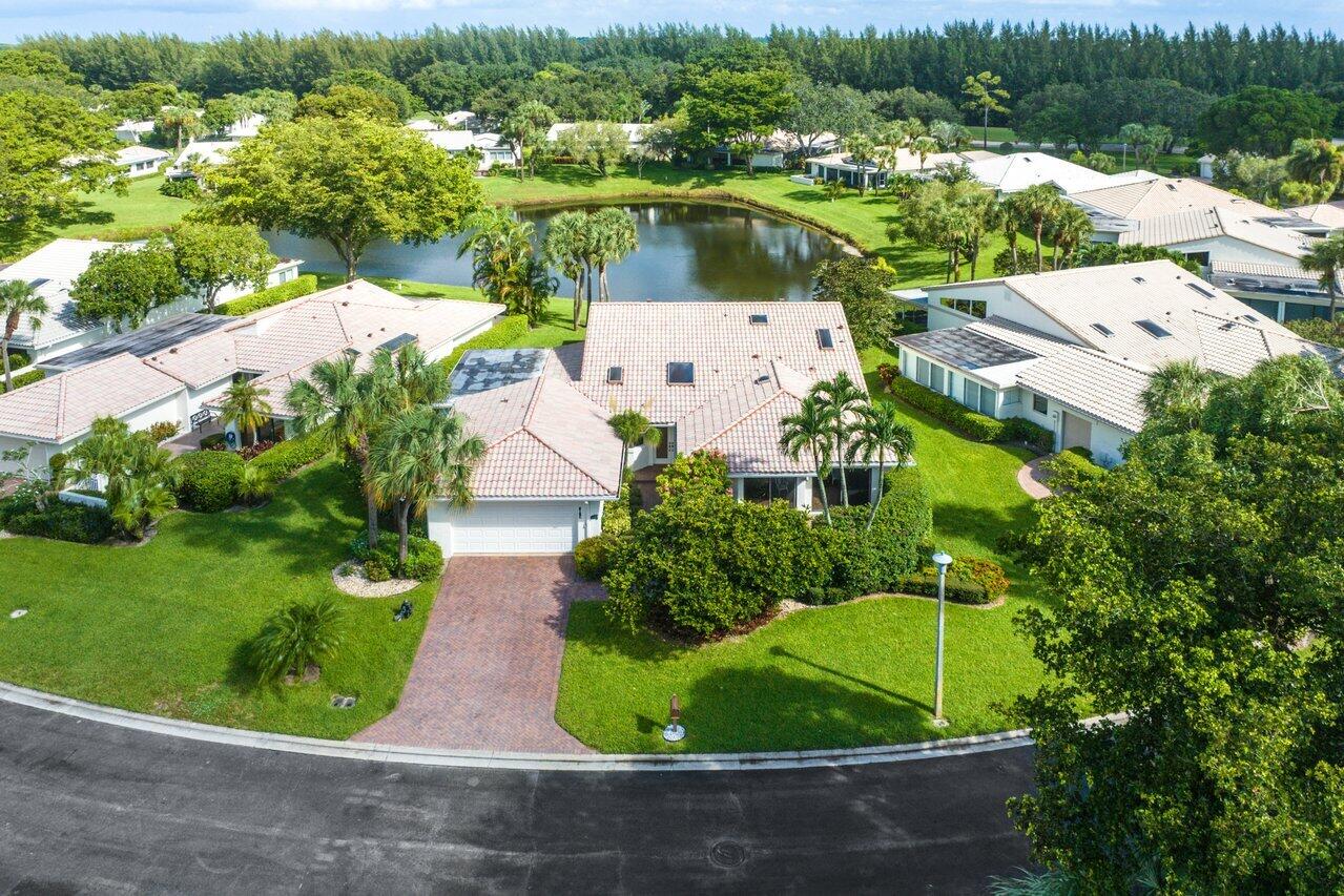 9 Hampshire Lane, Boynton Beach, FL 33436 Compass