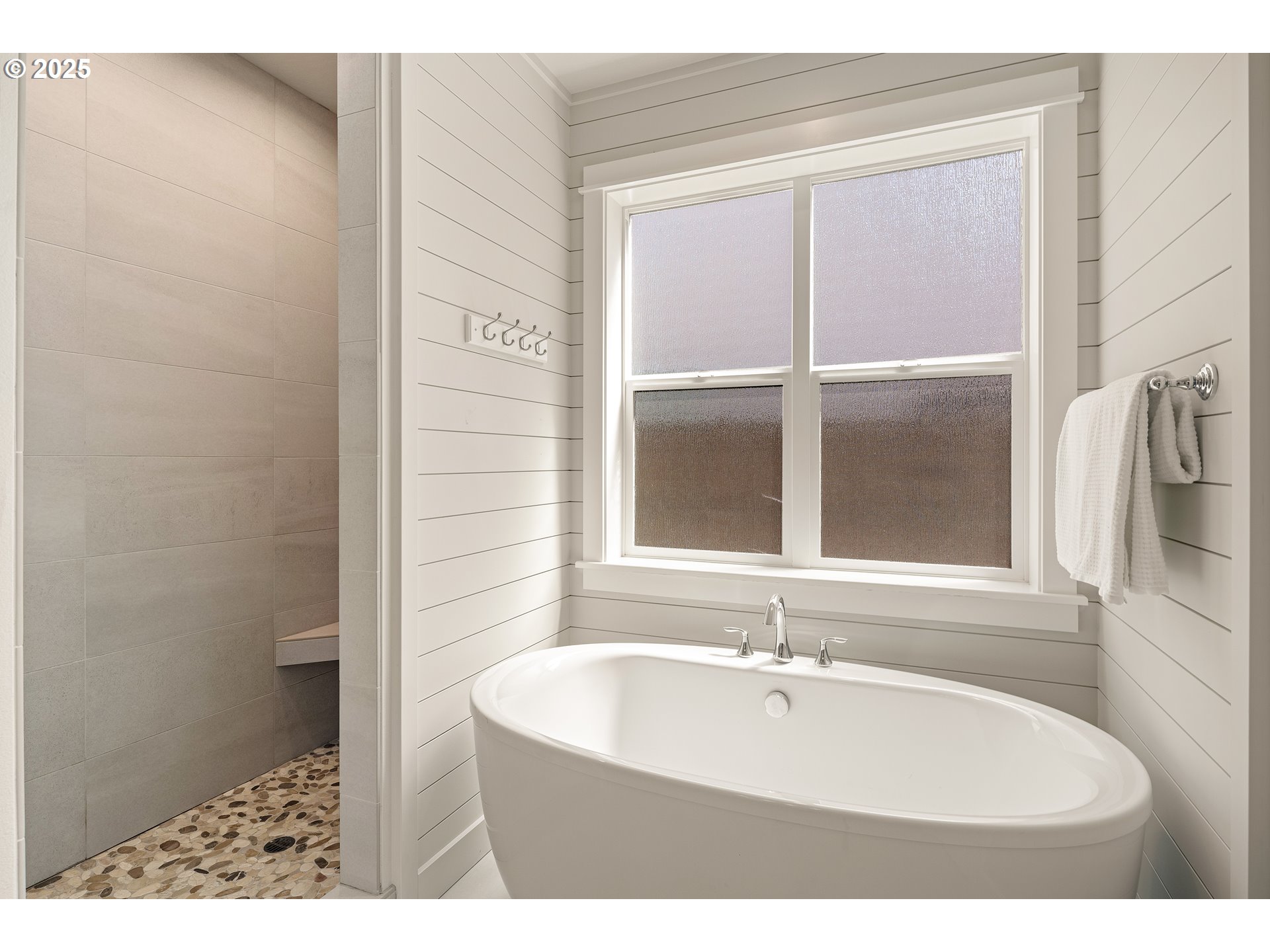 1408 Taylor Street Eugene, OR 97402 - Photo 19 of 43 a bathroom with a sink and a bathtub