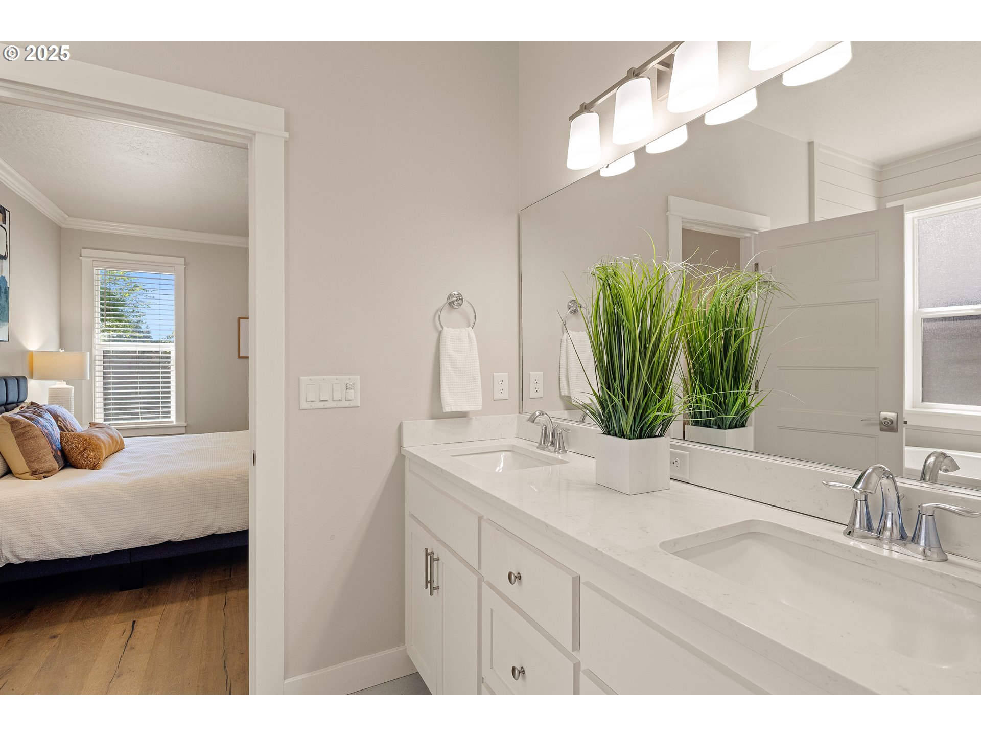 1408 Taylor Street Eugene, OR 97402 - Photo 20 of 43 a en suite bathroom with a double vanity sink and mirror