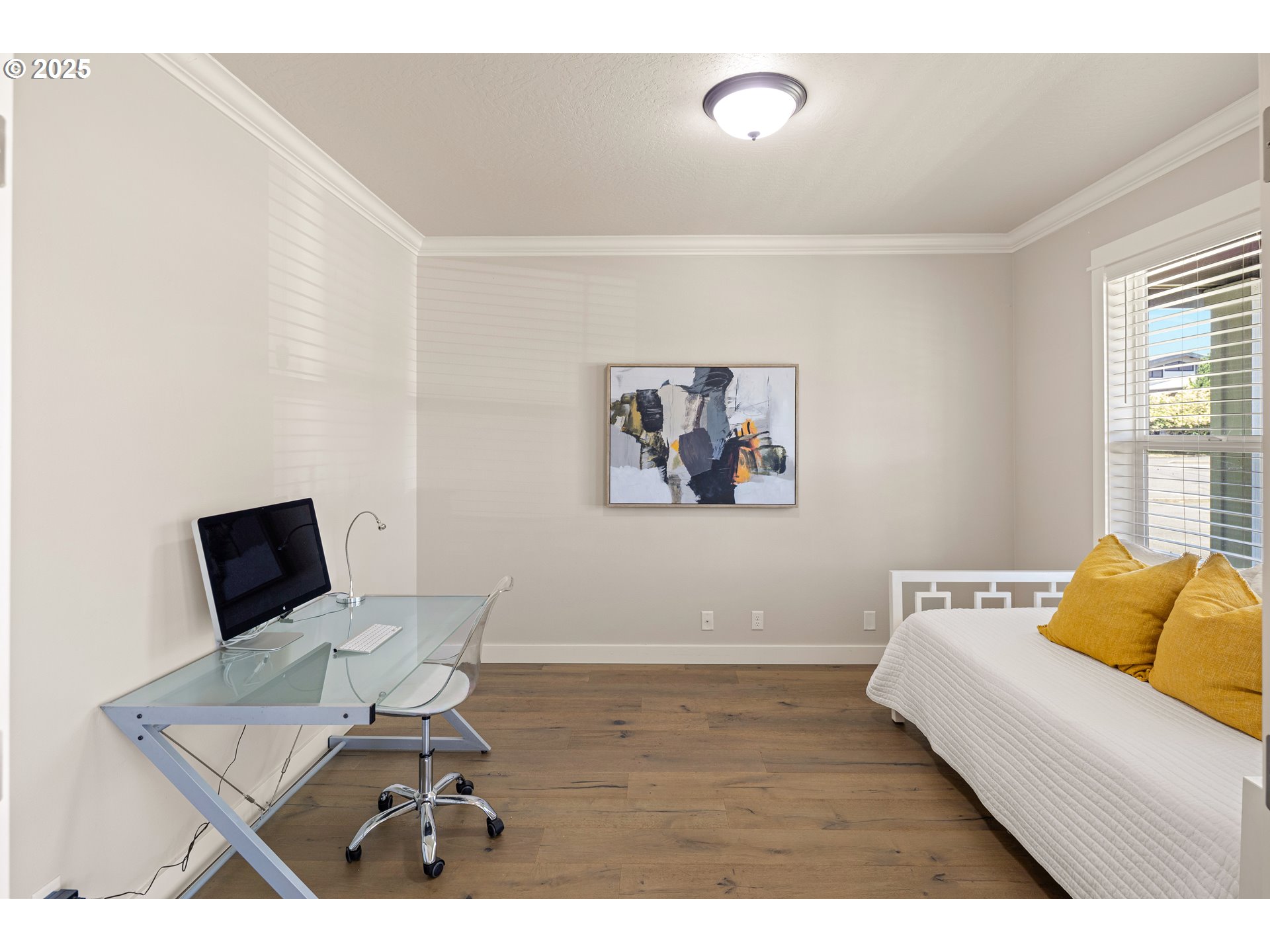 1408 Taylor Street Eugene, OR 97402 - Photo 22 of 43 a living room with a couch