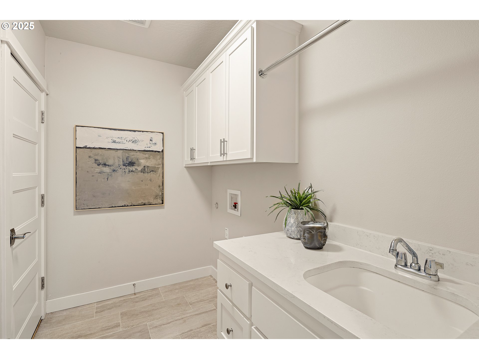 1408 Taylor Street Eugene, OR 97402 - Photo 33 of 43 a bathroom with a sink and a mirror