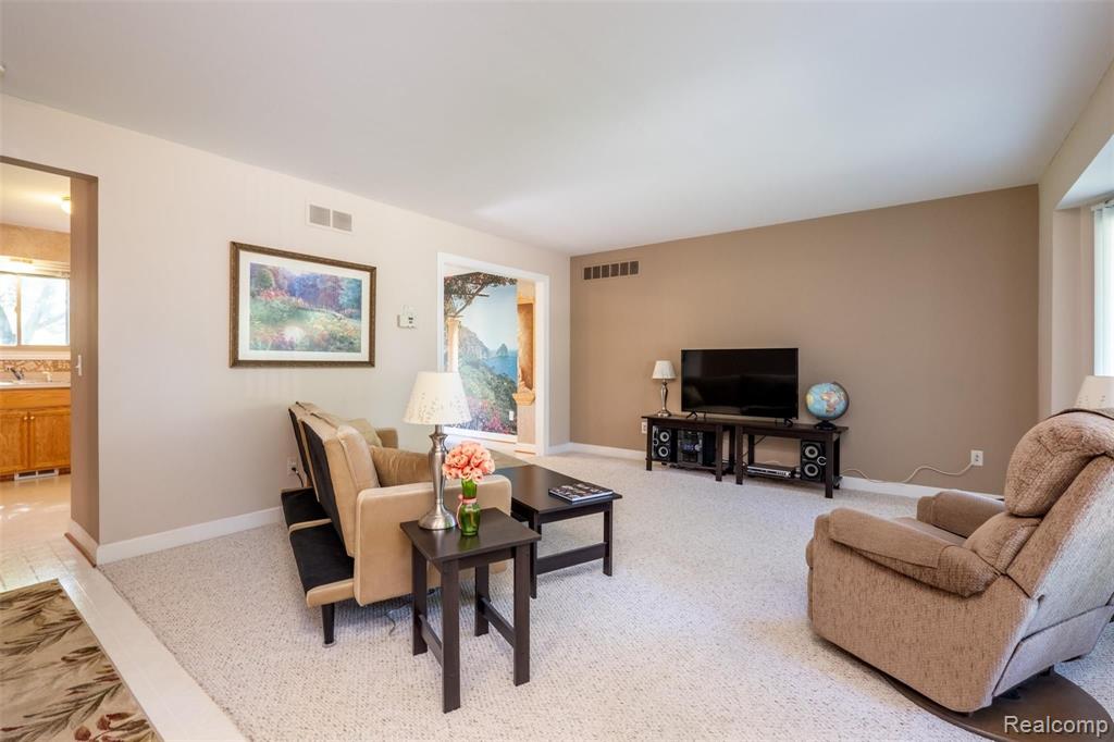 3579 Longview Avenue Rochester Hills, MI 48307 - Photo 5 of 34