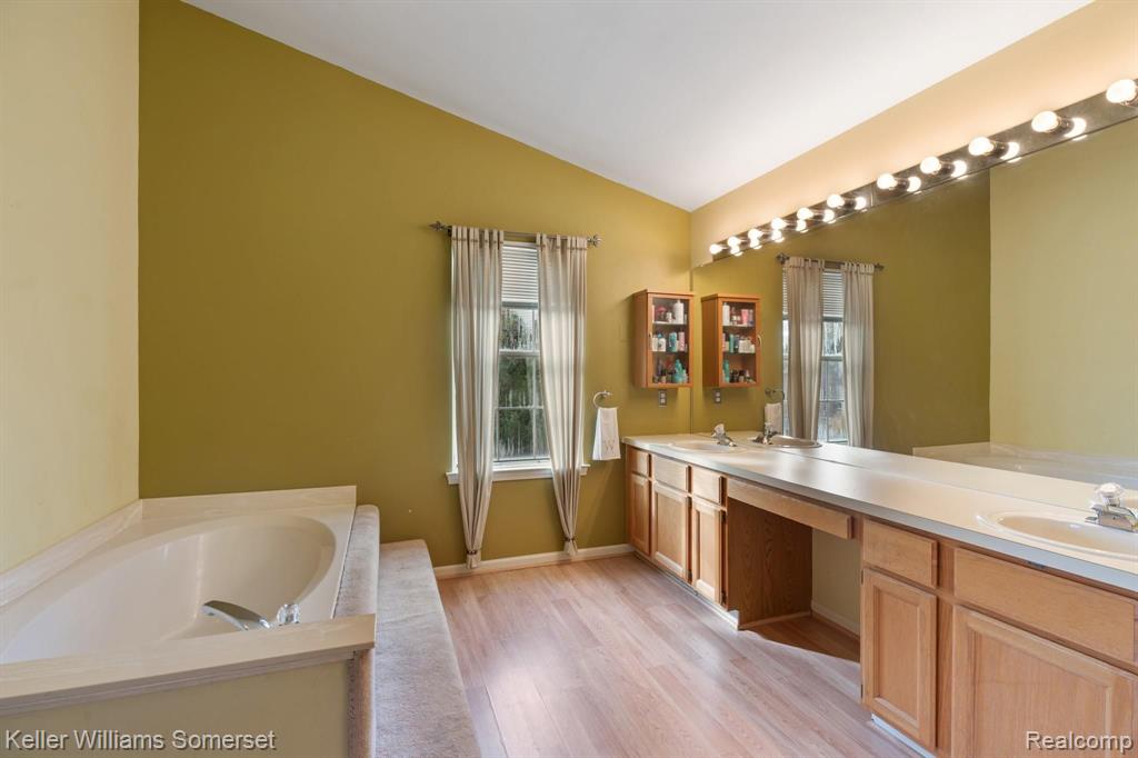 222 Saxon Court Rochester Hills, MI 48307 - Photo 15 of 24