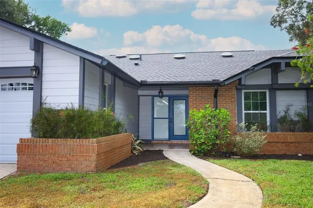 a view of a house with backyard and garden