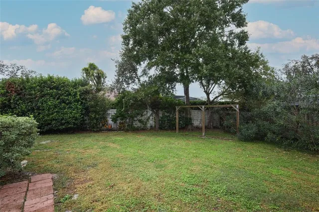 a view of a backyard