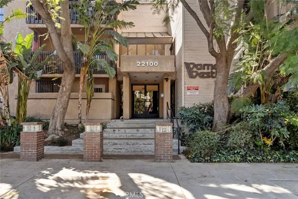$2,900 | 22100 Burbank Boulevard, Unit 106A, Woodland Hills, CA 91367