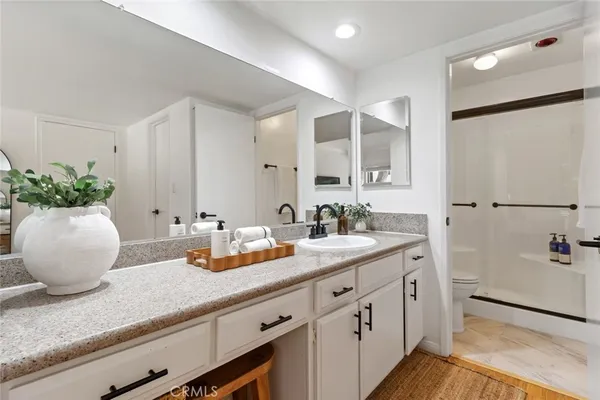 $2,900 | 22100 Burbank Boulevard, Unit 106A, Woodland Hills, CA 91367