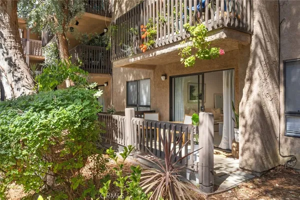 $2,900 | 22100 Burbank Boulevard, Unit 106A, Woodland Hills, CA 91367