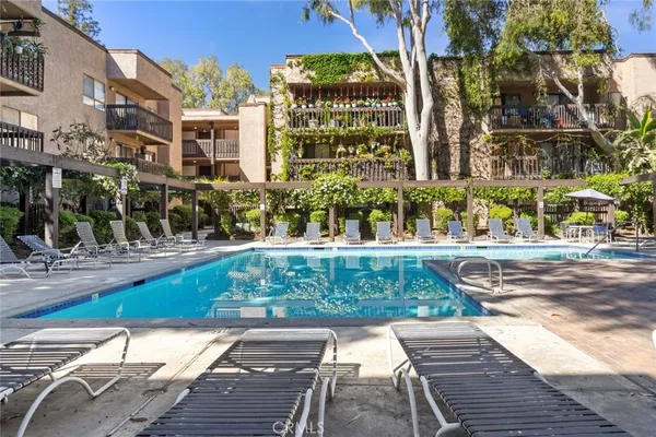 $2,900 | 22100 Burbank Boulevard, Unit 106A, Woodland Hills, CA 91367