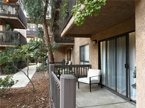 $2,900 | 22100 Burbank Boulevard, Unit 106A, Woodland Hills, CA 91367