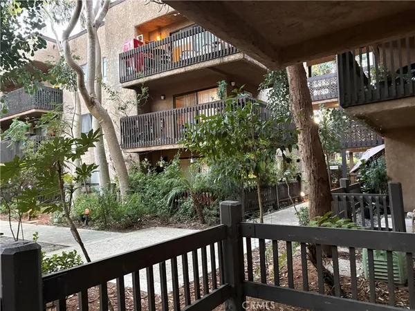 $2,900 | 22100 Burbank Boulevard, Unit 106A, Woodland Hills, CA 91367