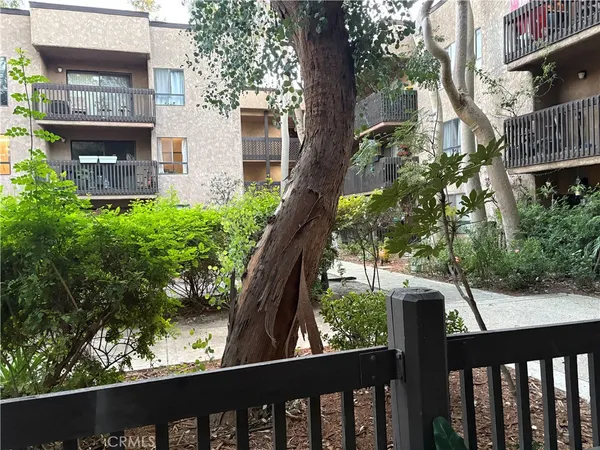 $2,900 | 22100 Burbank Boulevard, Unit 106A, Woodland Hills, CA 91367