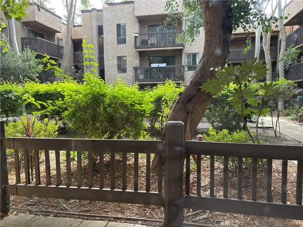 $2,900 | 22100 Burbank Boulevard, Unit 106A, Woodland Hills, CA 91367