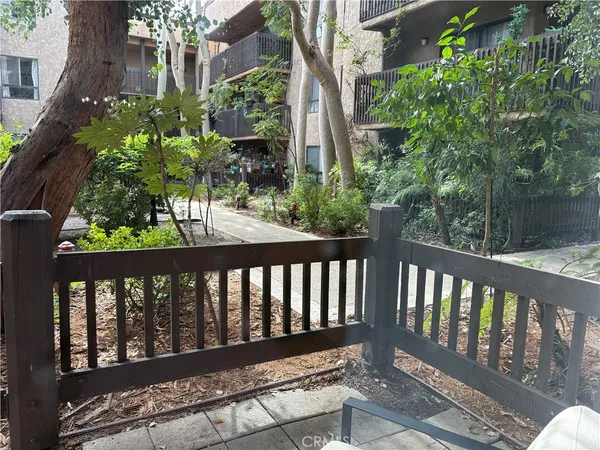 $2,900 | 22100 Burbank Boulevard, Unit 106A, Woodland Hills, CA 91367