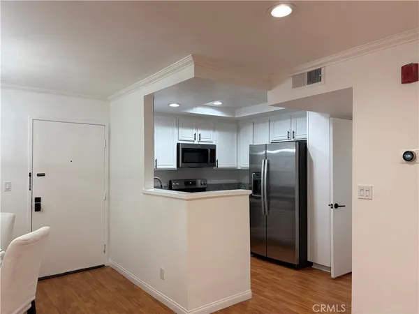 $2,900 | 22100 Burbank Boulevard, Unit 106A, Woodland Hills, CA 91367