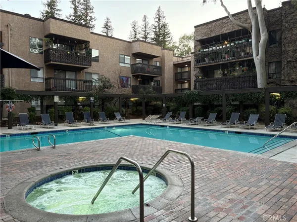 $2,900 | 22100 Burbank Boulevard, Unit 106A, Woodland Hills, CA 91367