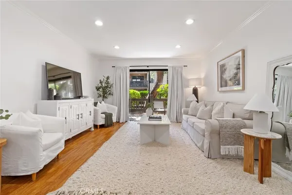 $2,900 | 22100 Burbank Boulevard, Unit 106A, Woodland Hills, CA 91367